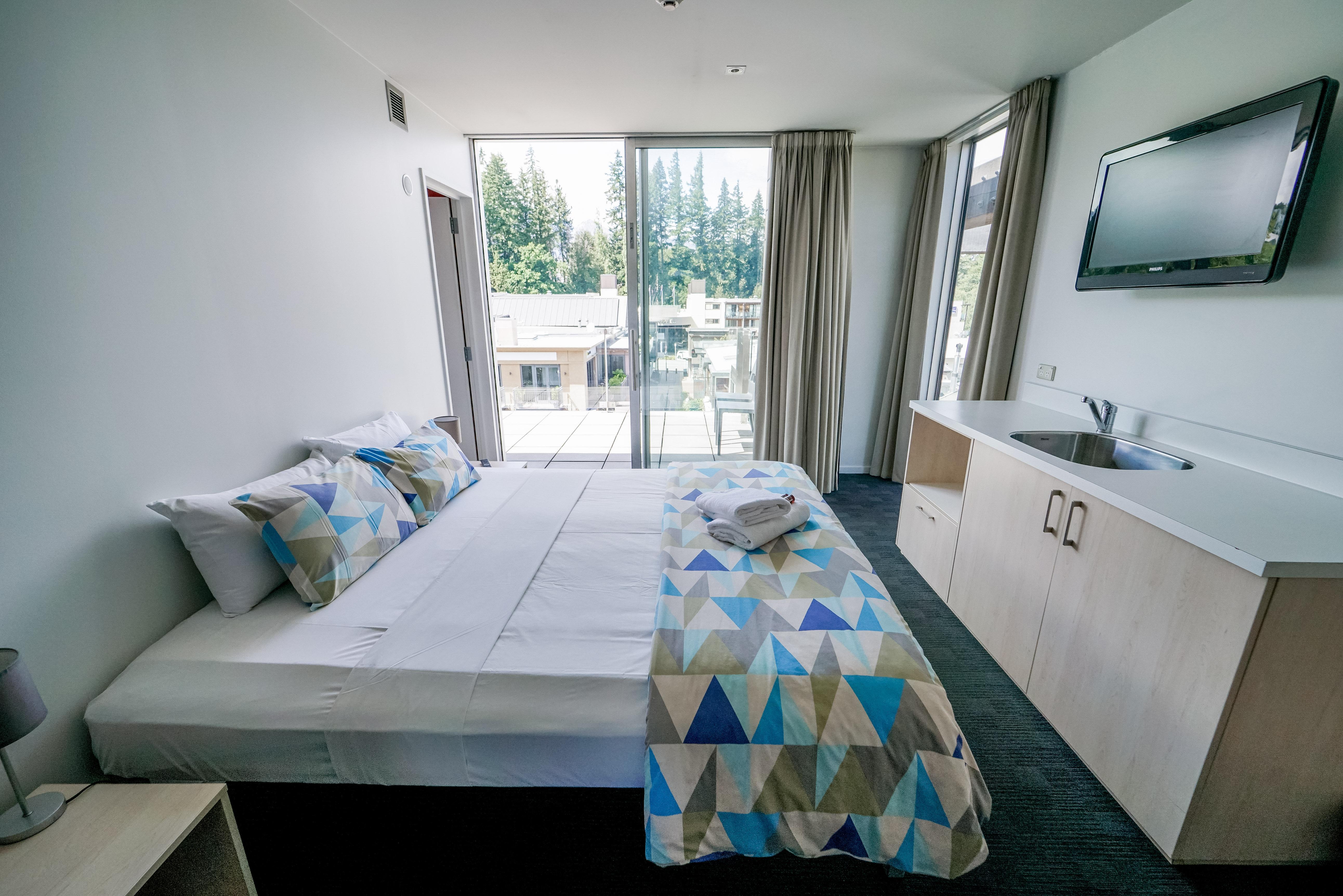 Nomads Queenstown Hostel Exterior photo A room at the hotel
