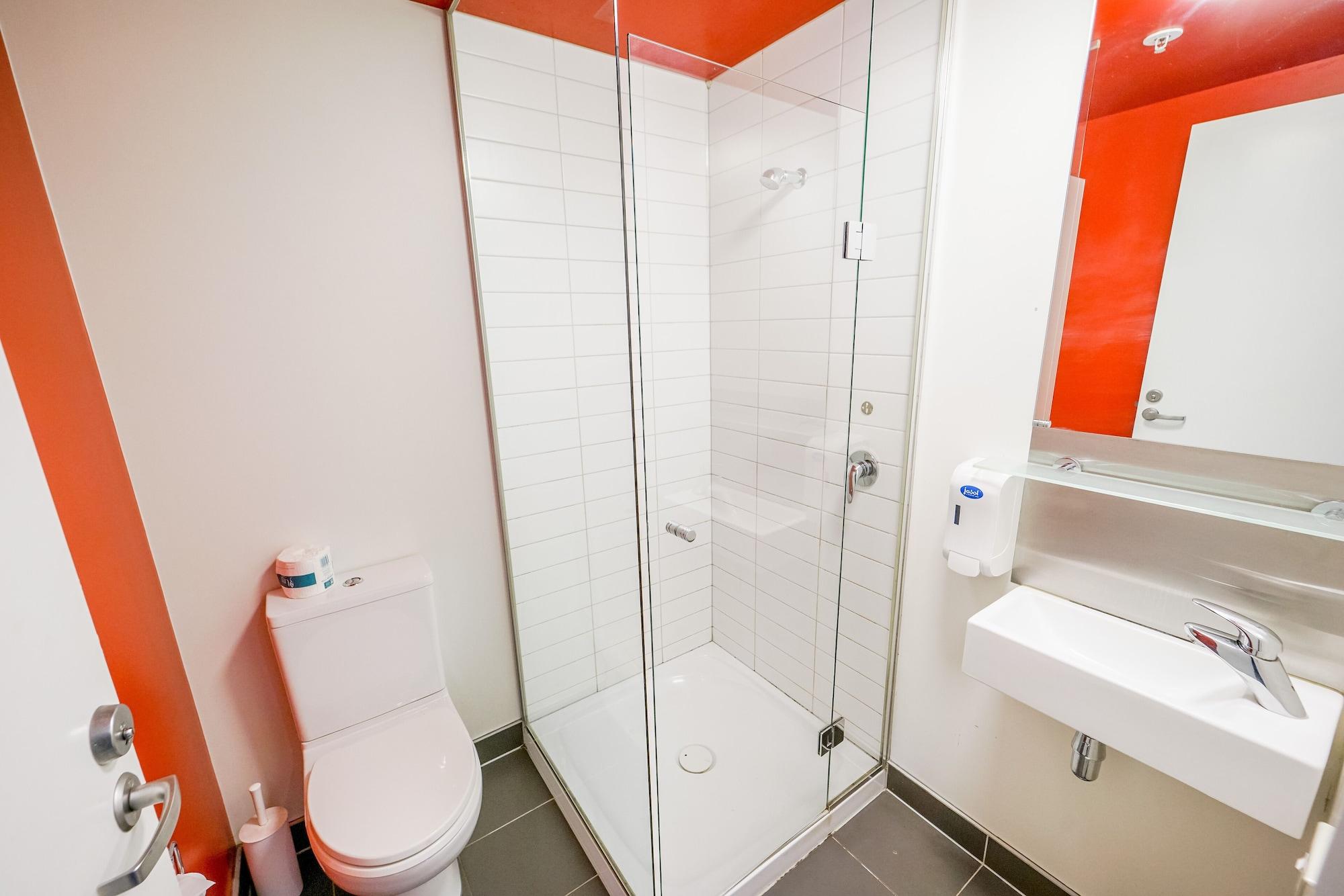Nomads Queenstown Hostel Exterior photo A typical bathroom in a student residence hall