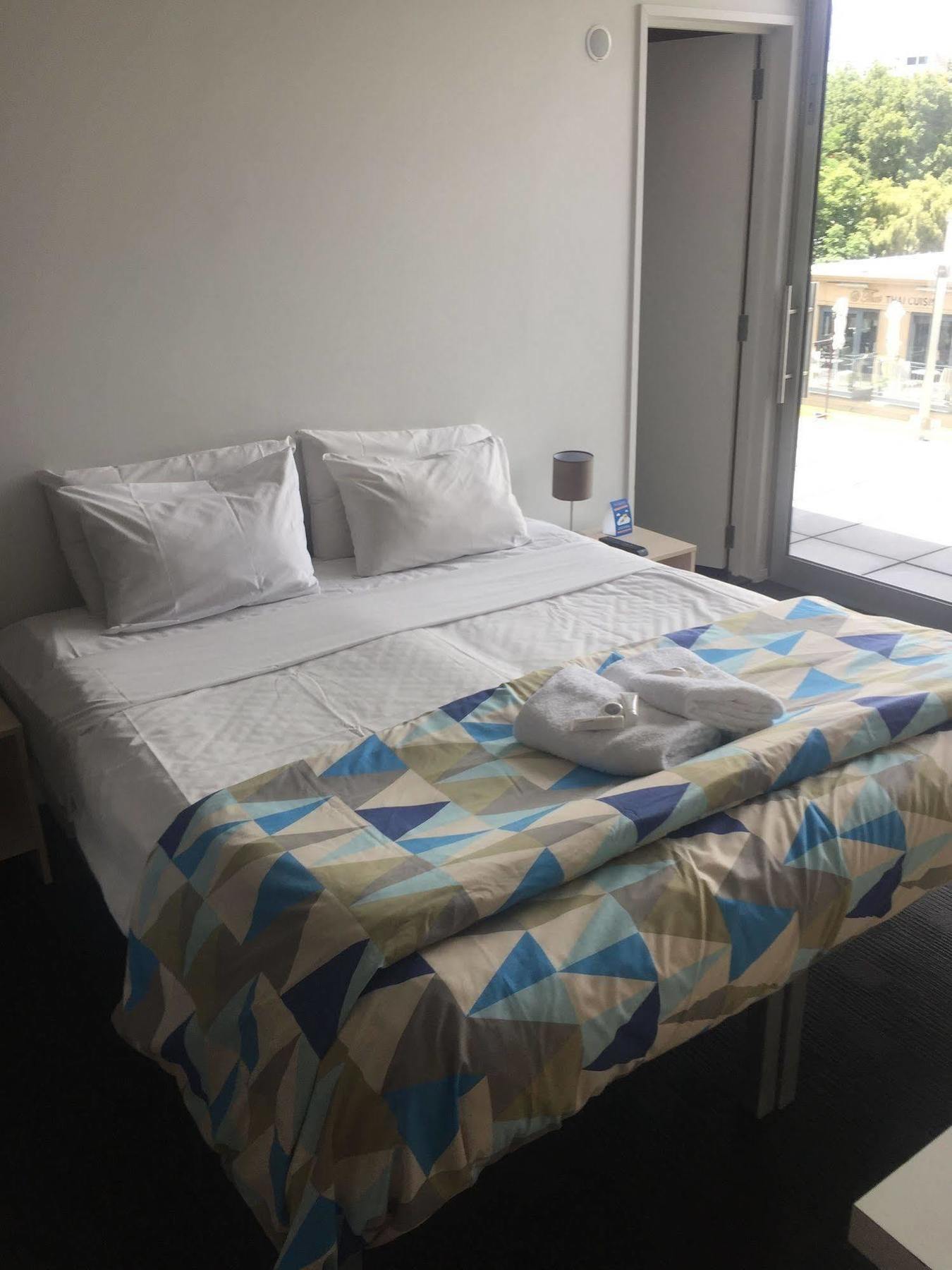 Nomads Queenstown Hostel Exterior photo A bed with a duvet